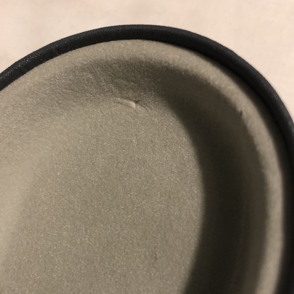 VERA WANG glasses case. Hard Dark grey outside w/ lighter grey felt inside liner - Picture 6 of 6